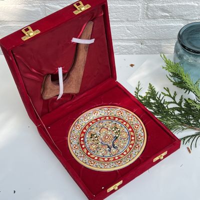 Тарелка 15 см керамика стразы в бархатной коробке с подставкой