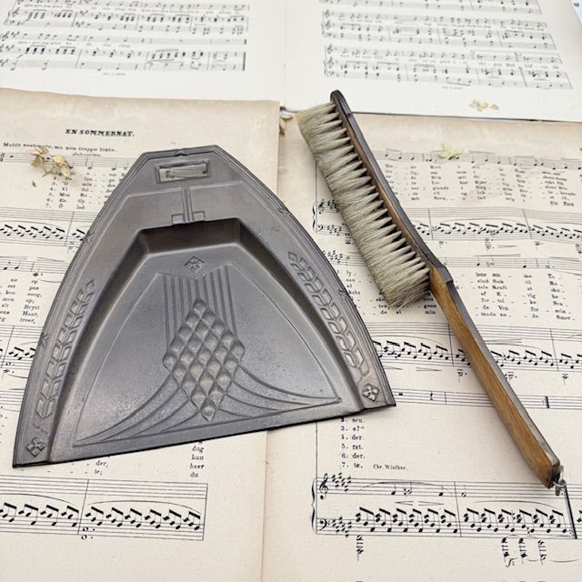 Набор для стола щетка и совок латунь Франция