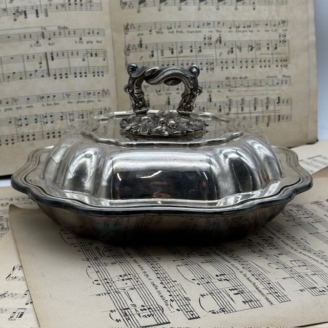 Блюдо с крышкой легюмница 1 л серебрение Англия 150-200 лет