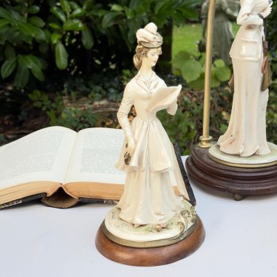 Статуэтка B.Merli Девушка с книгой 26 см фарфор дерево Италия 