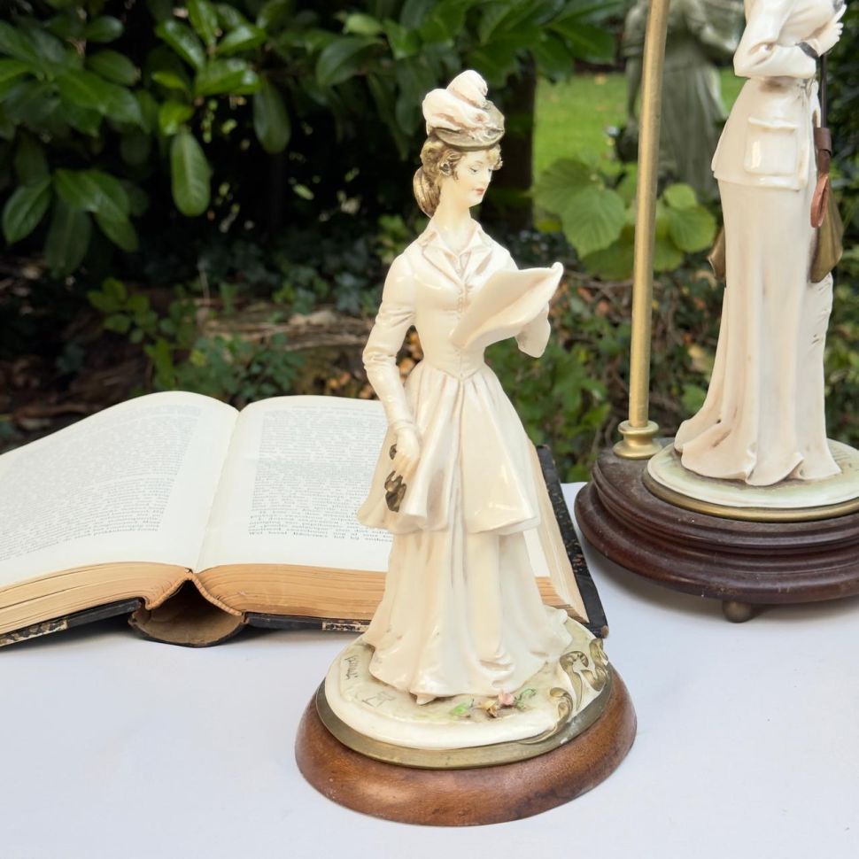 Статуэтка B.Merli Девушка с книгой 26 см фарфор дерево Италия