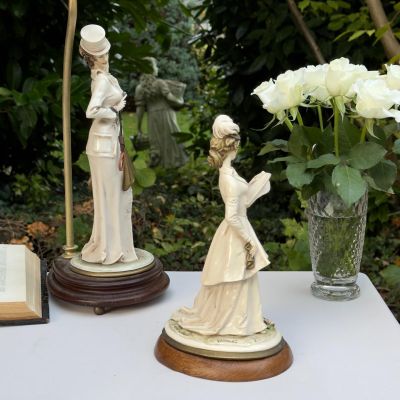 Статуэтка B.Merli Девушка с книгой 26 см фарфор дерево Италия