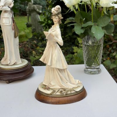 Статуэтка B.Merli Девушка с книгой 26 см фарфор дерево Италия