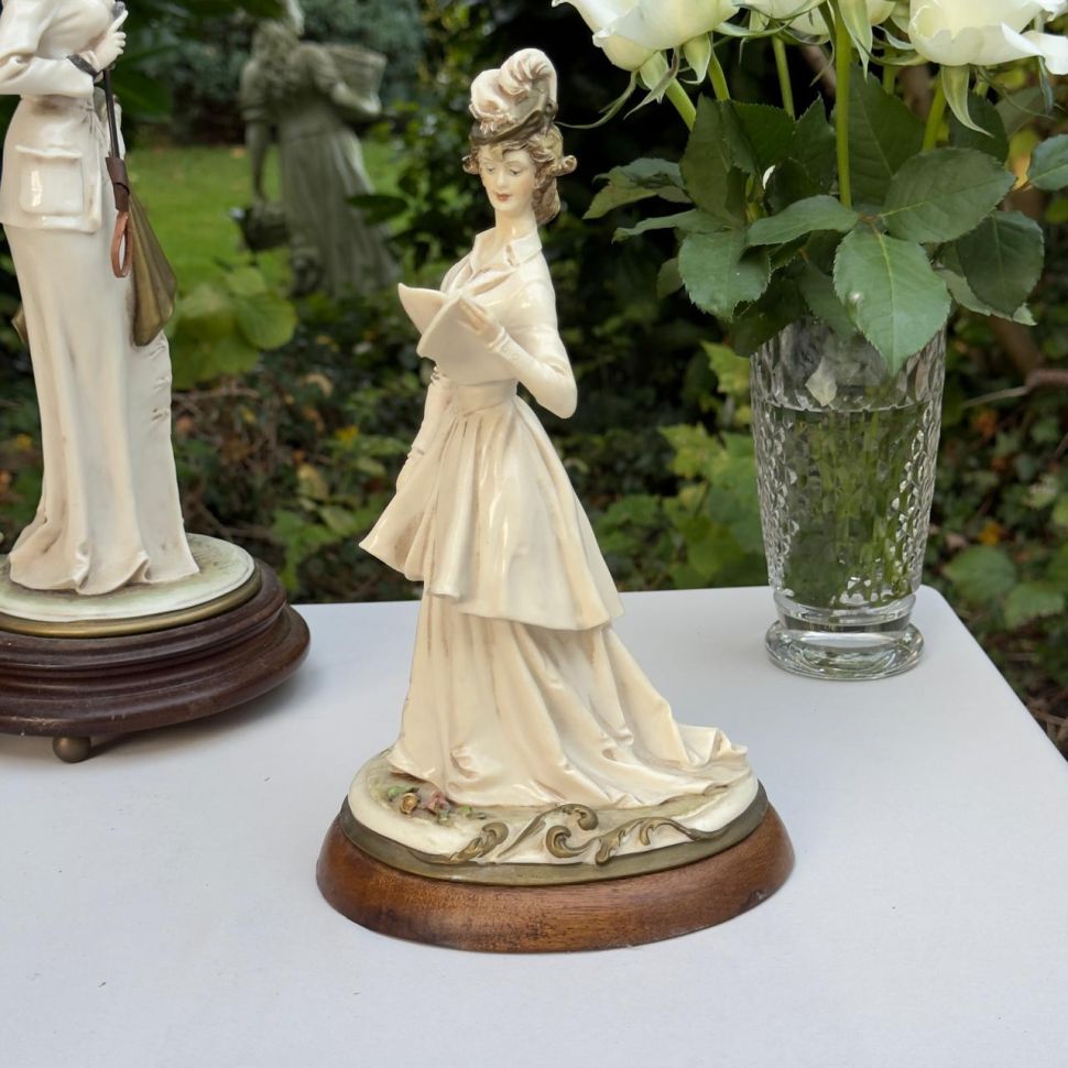 Статуэтка B.Merli Девушка с книгой 26 см фарфор дерево Италия