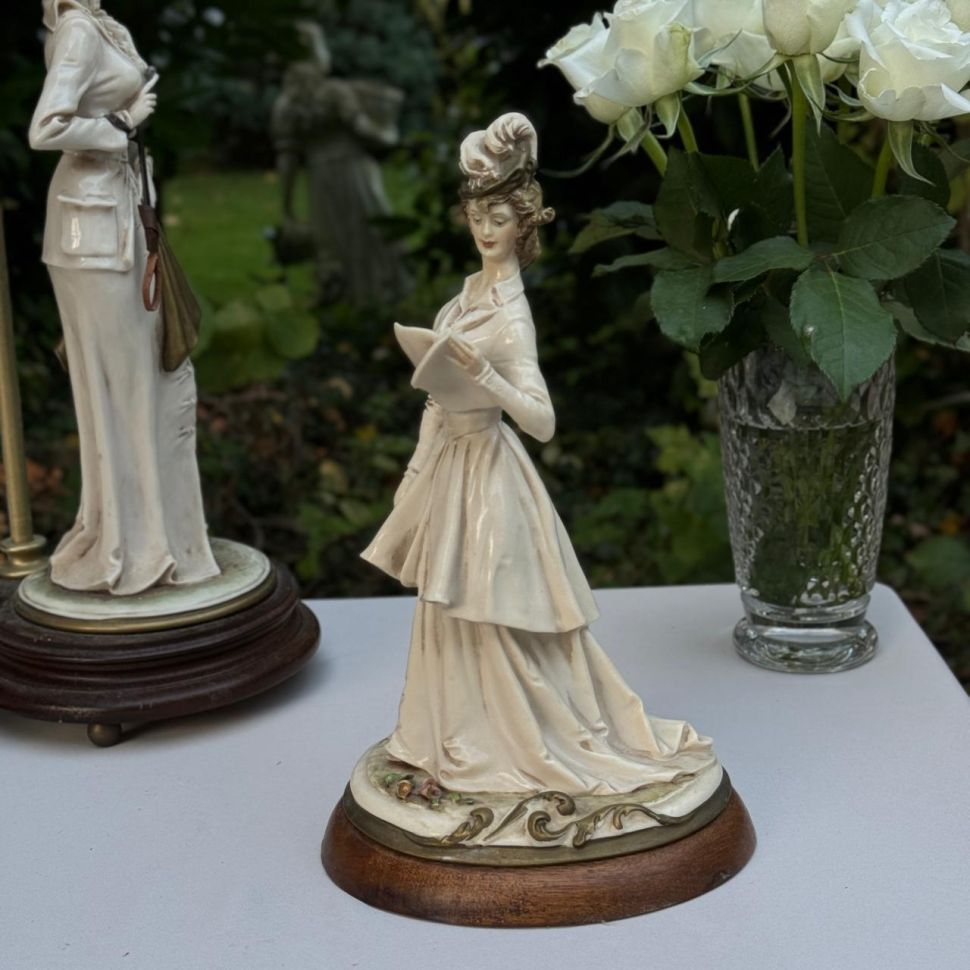 Статуэтка B.Merli Девушка с книгой 26 см фарфор дерево Италия
