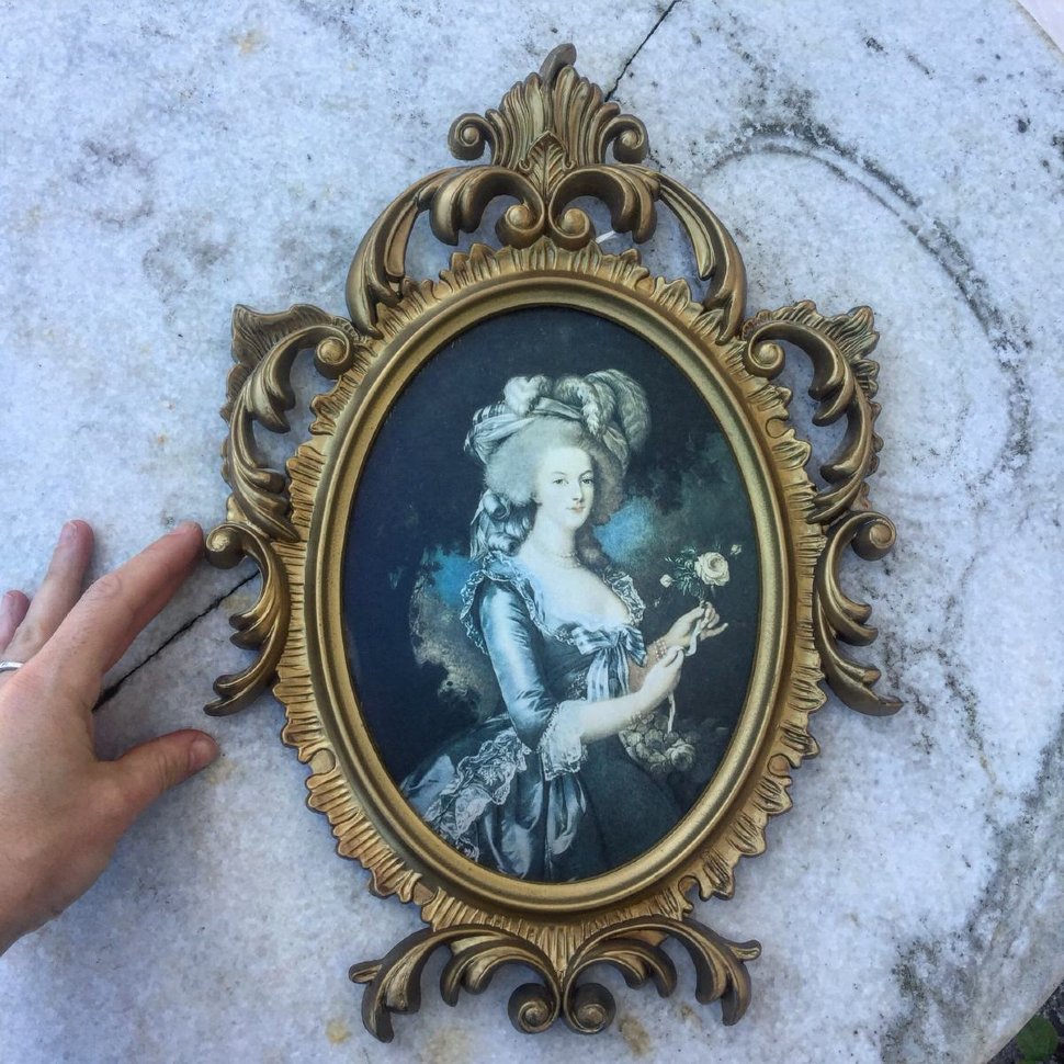 Панно на шелке в резной пластиковой раме