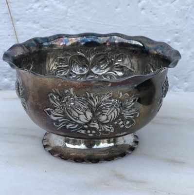 Бонбоньерка на ножке с рельефом мельхиор патина