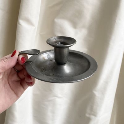 Подсвечник на одну свечу на подставке с ручкой олово