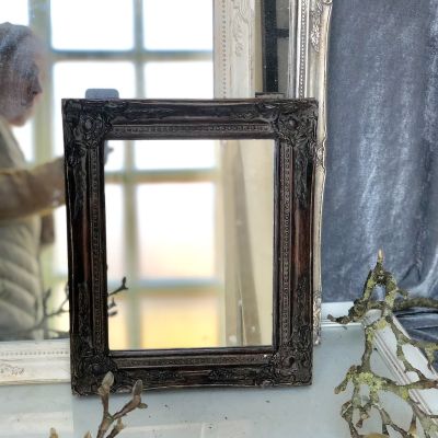 Зеркало в резной деревянной раме