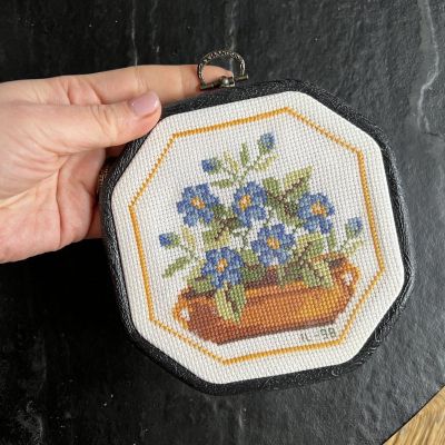 Вышивка Синяя фиалка 14х14 см