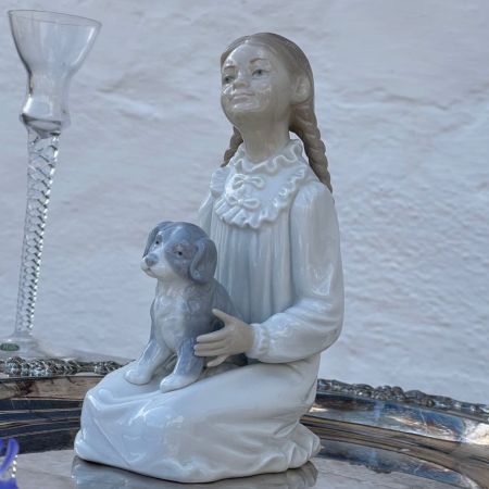 Статуэтка Девочка с собакой на коленях 19 см NAO by Lladro Daisa 1977 г. Испания