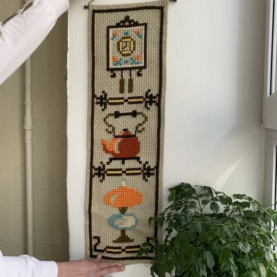 Вышивка сонетка 79х24 см на латунном держателе