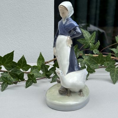 Статуэтка Royal Copenhagen Девочка с гусем 19 см фарфор Дания уценка