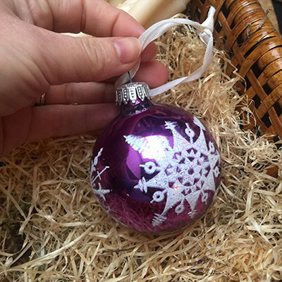 Шар стеклянный розовый со снежинкой средний