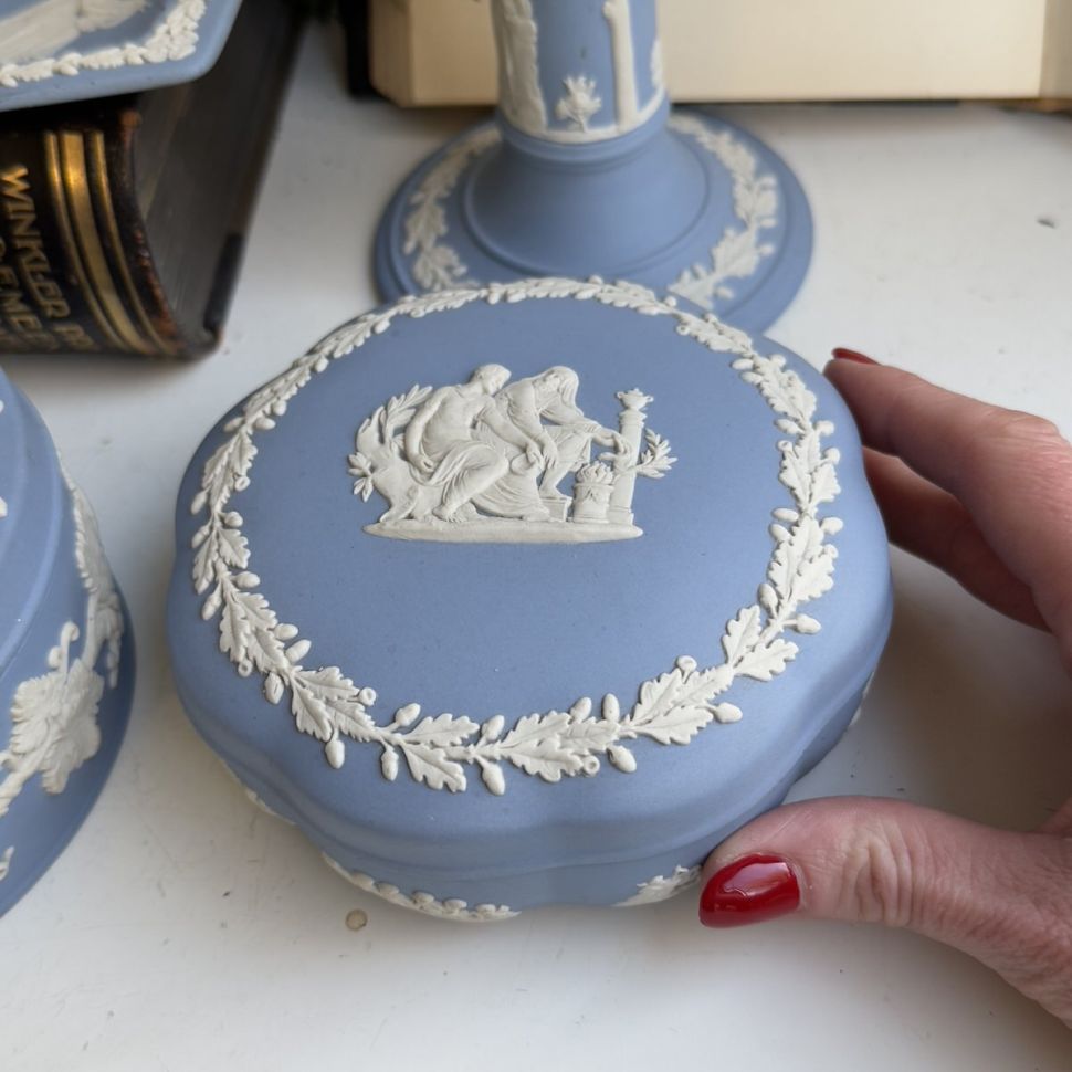 Шкатулка Wedgwood 13 см бисквитный фарфор Англия