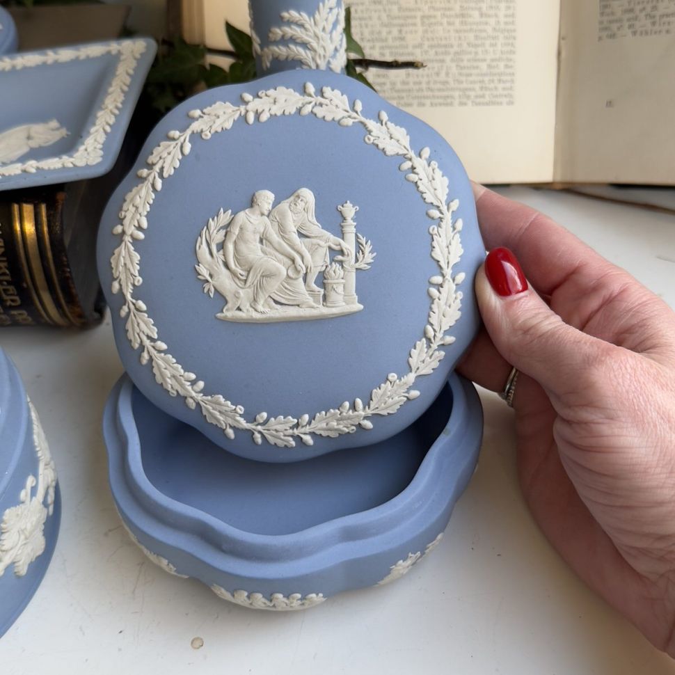 Шкатулка Wedgwood 13 см бисквитный фарфор Англия
