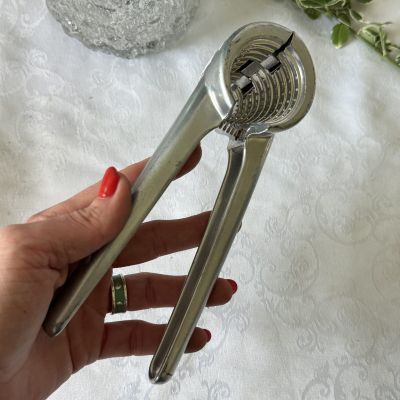 Орехокол мультифункциональный с выделением зерна 18 см Европа