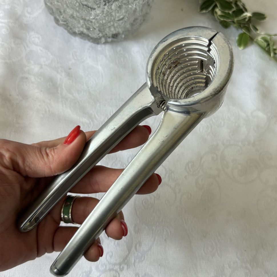 Орехокол мультифункциональный с выделением зерна 18 см Европа