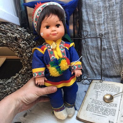 Кукла в синем костюме, Швеция 