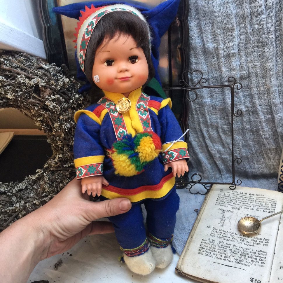 Кукла в синем костюме, Швеция