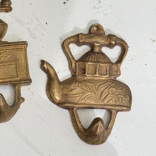 Вешалка крючок Чайник 8 см латунь