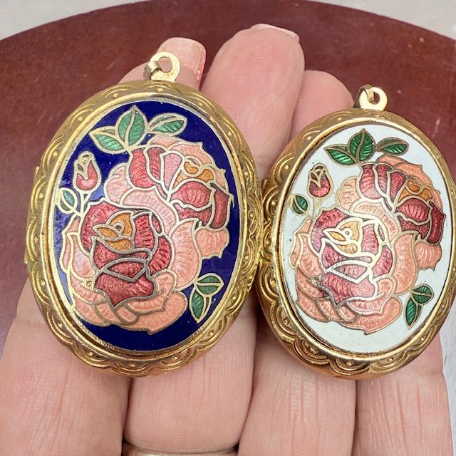 Кулон локет 5 см эмаль золочение роза на белом фоне