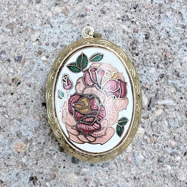 Кулон локет 5 см эмаль золочение роза на белом фоне