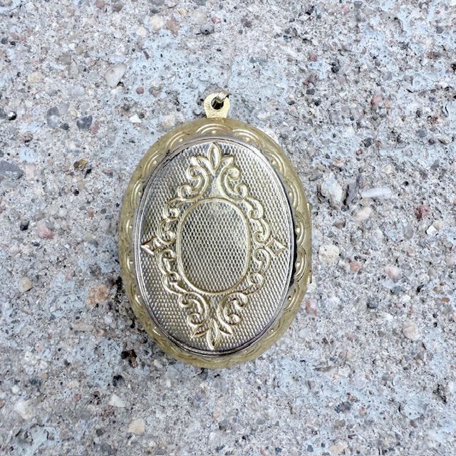 Кулон локет 5 см эмаль золочение роза на белом фоне