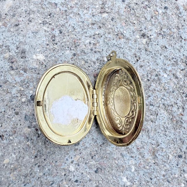 Кулон локет 5 см эмаль золочение роза на белом фоне