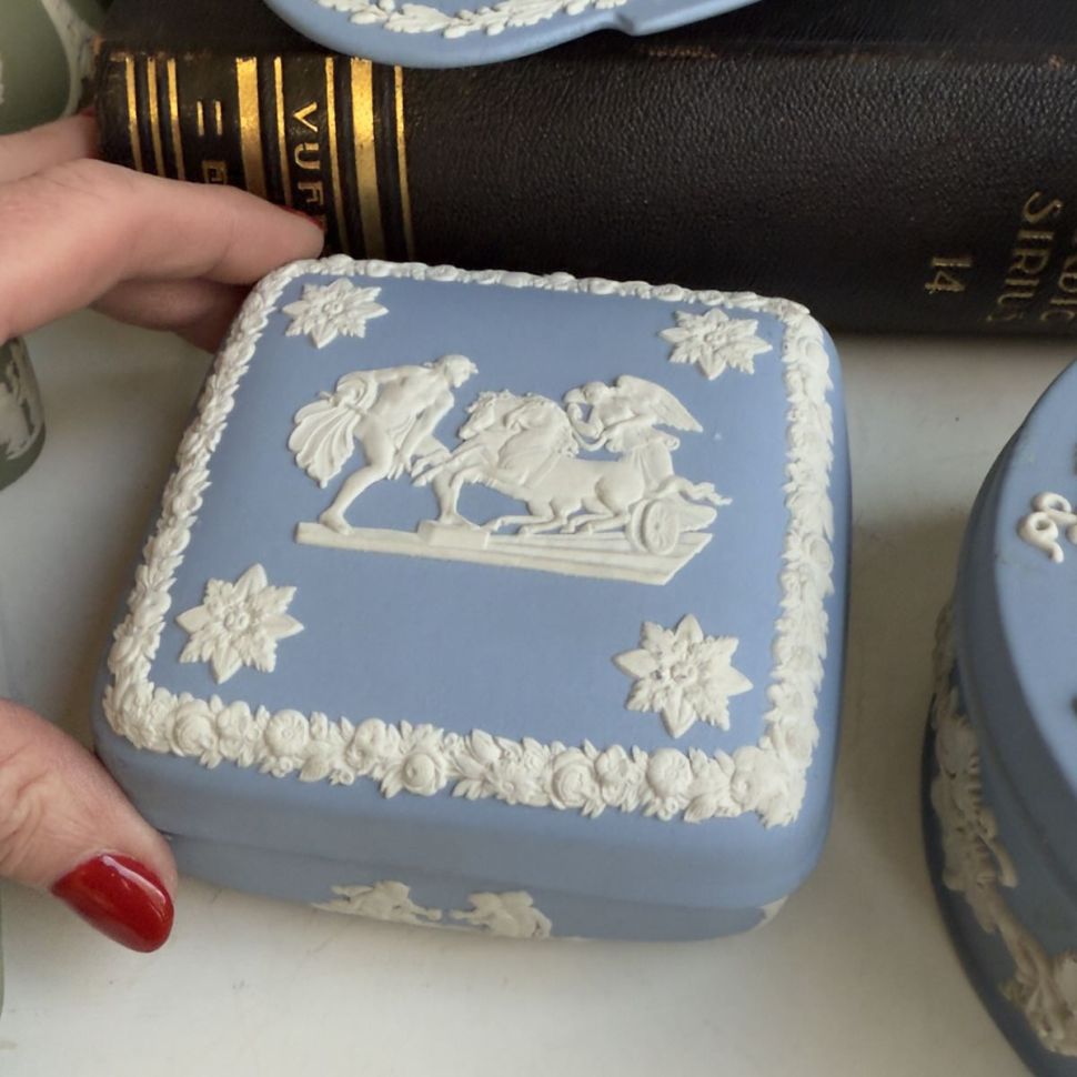 Шкатулка  Wedgwood 10 см бисквитный фарфор Англия