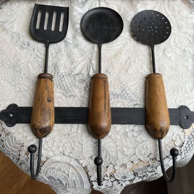 Вешалка настенная Кухня три крючка 35 см 