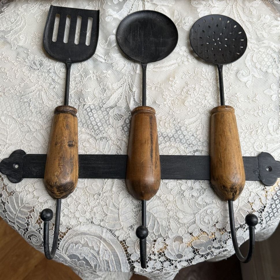 Вешалка настенная Кухня три крючка 35 см 