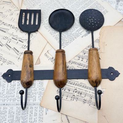 Вешалка настенная Кухня три крючка 35 см 