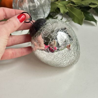 Елочная игрушка серебро кракелюр 10 см стекло металл     