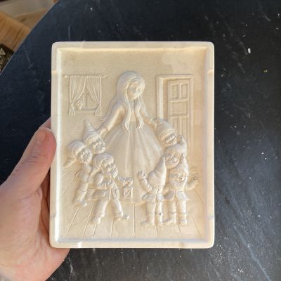 Изразец Белоснежка и семь гномов 14х18 см гипс