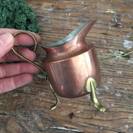 Молочник медный на ножках