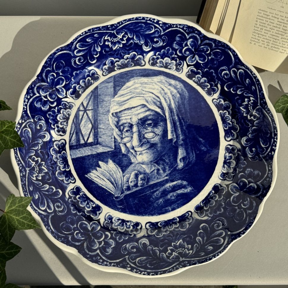 Тарелка блюдо Старушка Boch Freres La Louviere Delft 38 см Бельгия