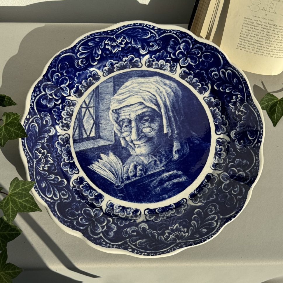 Тарелка блюдо Старушка Boch Freres La Louviere Delft 38 см Бельгия