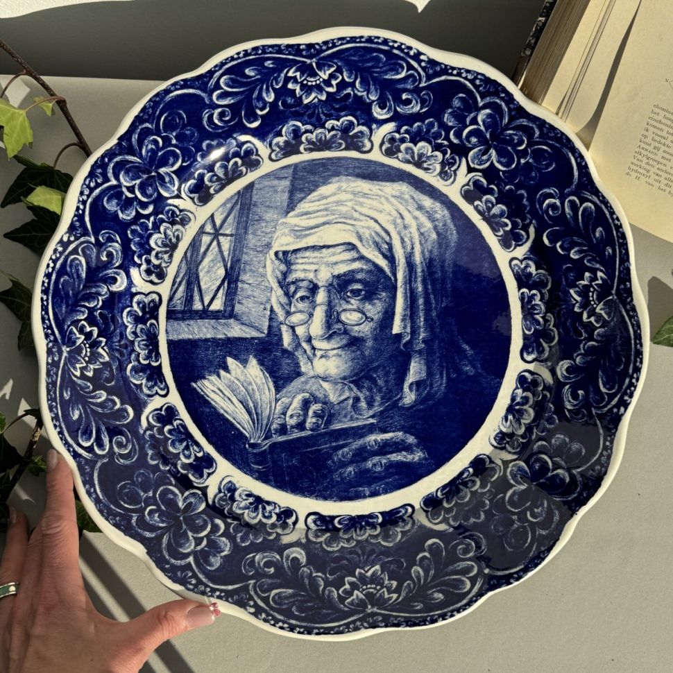 Тарелка блюдо Старушка Boch Freres La Louviere Delft 38 см Бельгия