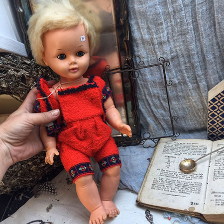 Кукла в красном костюме, Швеция