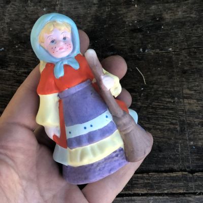 Статуэтка Девочка с метлой фарфор ручная работа