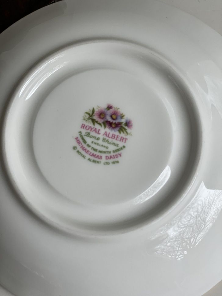 Чайная пара Royal Albert Октябрь 1970 г. 12 месяцев