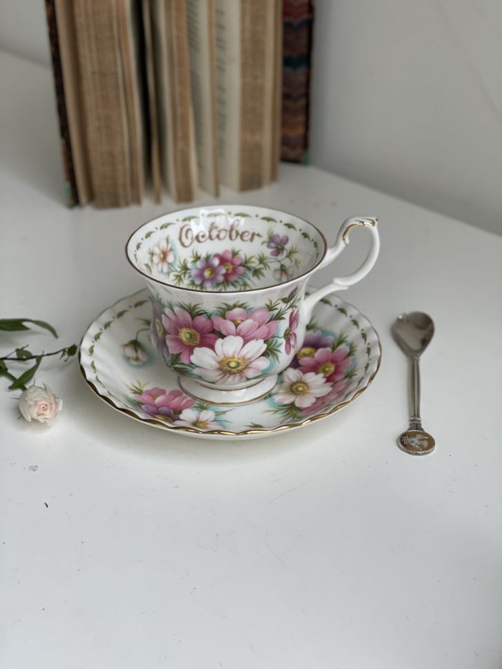 Чайная пара Royal Albert Октябрь 1970 г. 12 месяцев