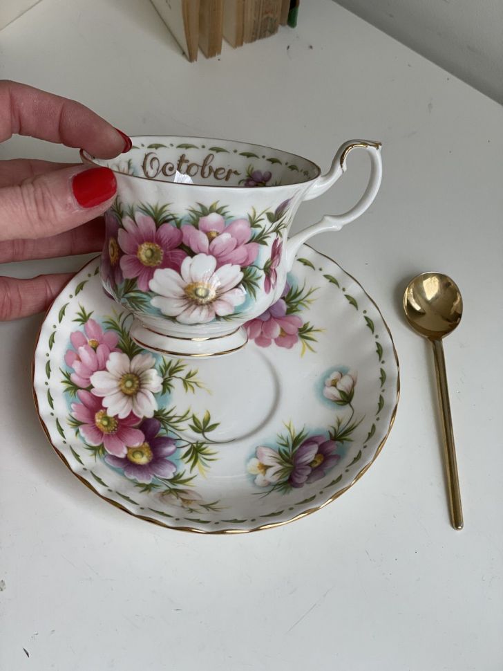 Чайная пара Royal Albert Октябрь 1970 г. 12 месяцев