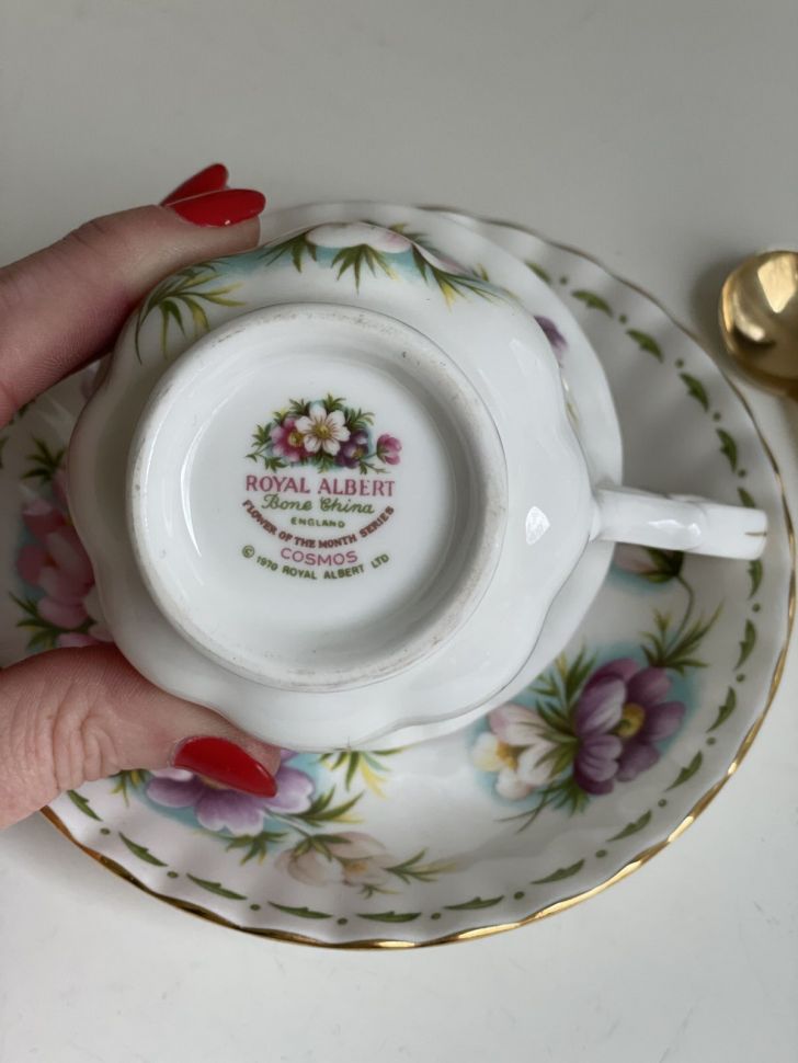 Чайная пара Royal Albert Октябрь 1970 г. 12 месяцев