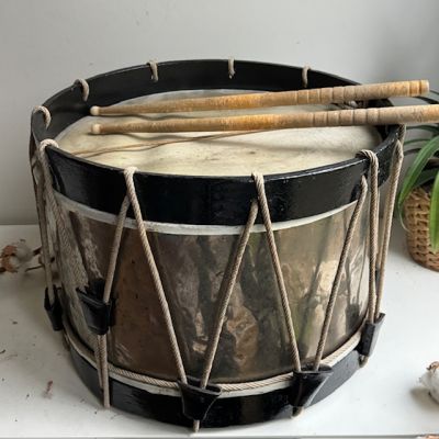 Барабан маршевый старинный парадный Франция с палочками 