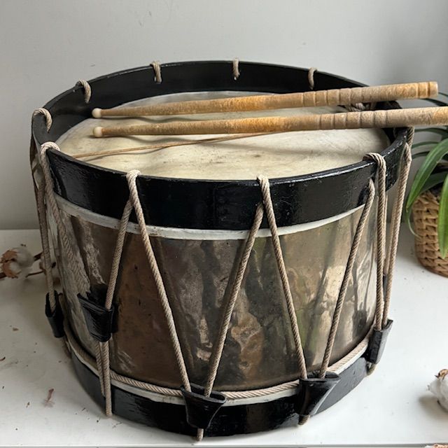 Барабан маршевый старинный парадный Франция с палочками 