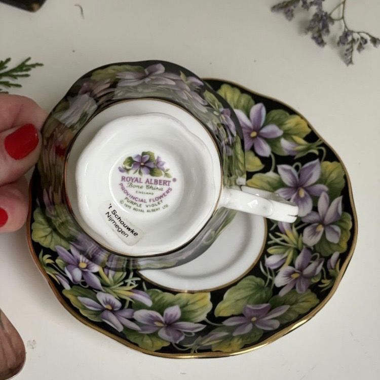 Чайная пара черный Royal Albert Provincial Flowers Purple violet 200 мл Англия 