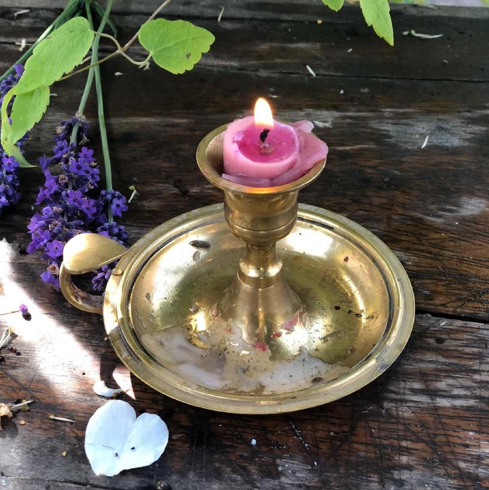 Подсвечник латунь Швеция в розетке с ручкой