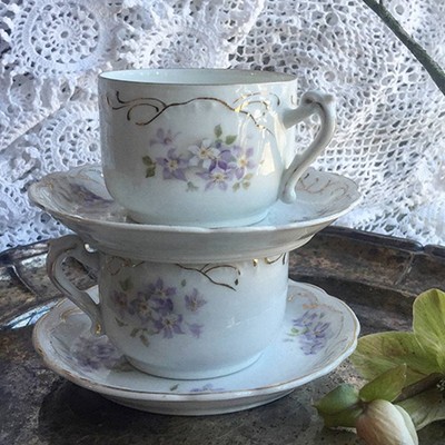 Кофейная пара сиреневые цветы